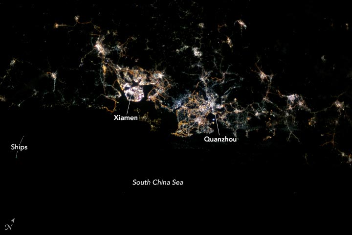 中国口岸城市炫耀照片在国际空间站的宇航员乘坐在晚上