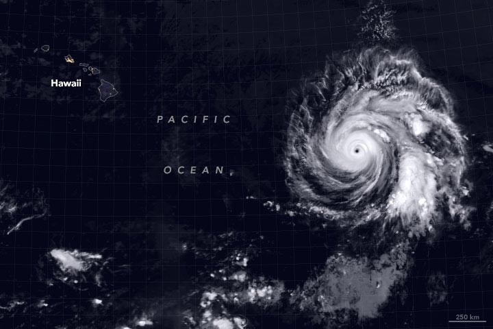 飓风道格拉斯在夏威夷迅速关闭