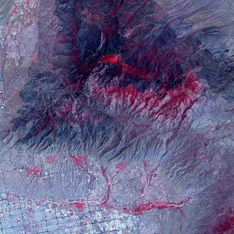 美国国家航空航天局（NASA）的Terra卫星从太空中看到了亚利桑那州的巨大比格霍恩大火烧伤疤痕