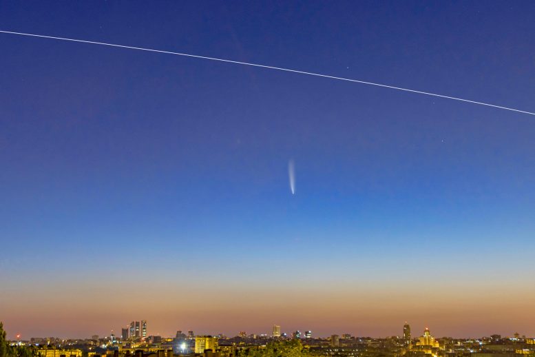 随着空间站的穿越，新马德里彗星的壮丽景色