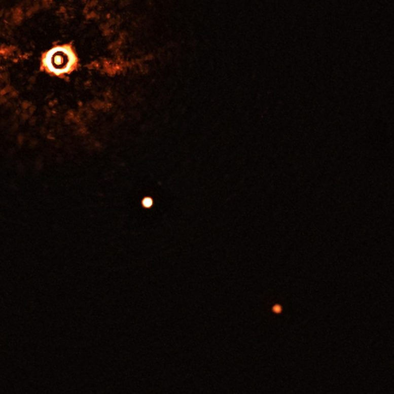 VLT望远镜捕获像太阳一样围绕恒星的多行星系统的第一张图像