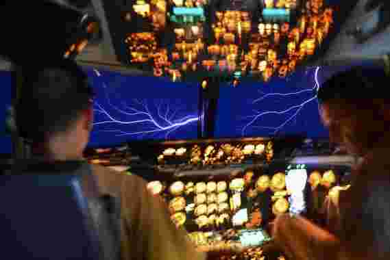 飞机如何在雷暴期间抵消夜光等离子体现象，圣埃尔莫的火灾