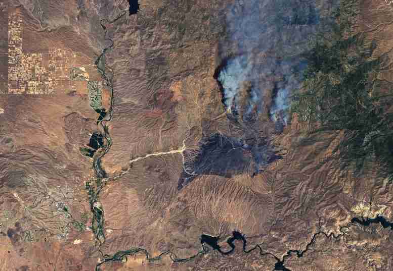 美国宇航局卫星手表作为菲尼克斯附近的丛林火灾烧焦