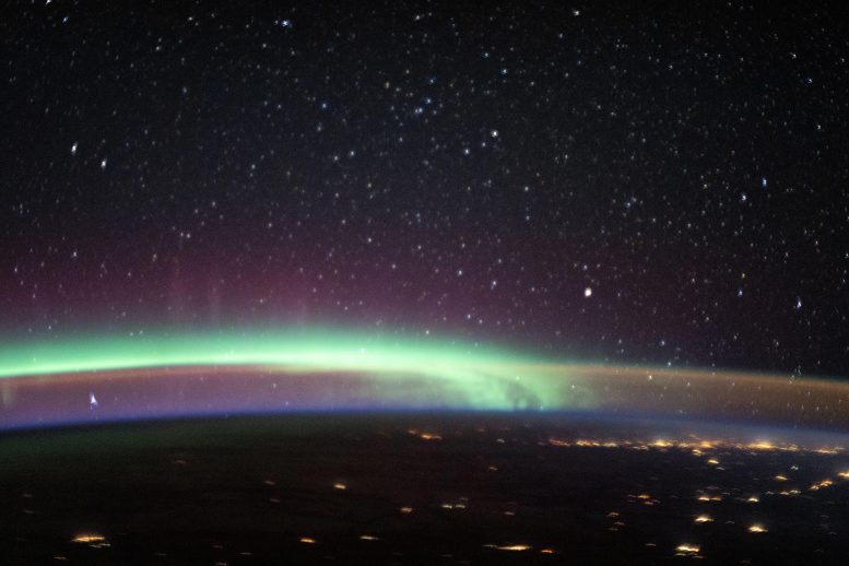 极光，遇见气辉：地球上最丰富多彩的两个大气现象在空间站拍摄的令人惊叹的照片中相遇