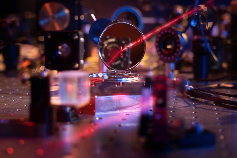 世界上最轻的镜子：物理学家仅用几百个原子构成的光学镜