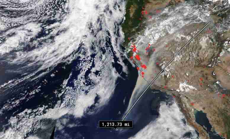 在这些NASA野火的Terra影像中，超过1200英里的烟雾弥漫整个加利福尼亚