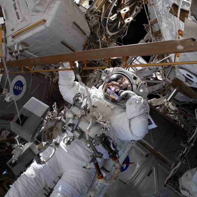 美国宇航局宇航员完成电池升级太空行走–观看惊艳的影像
