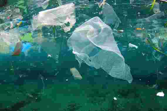 你投入回收站的塑料可能会在亚洲水域结束
