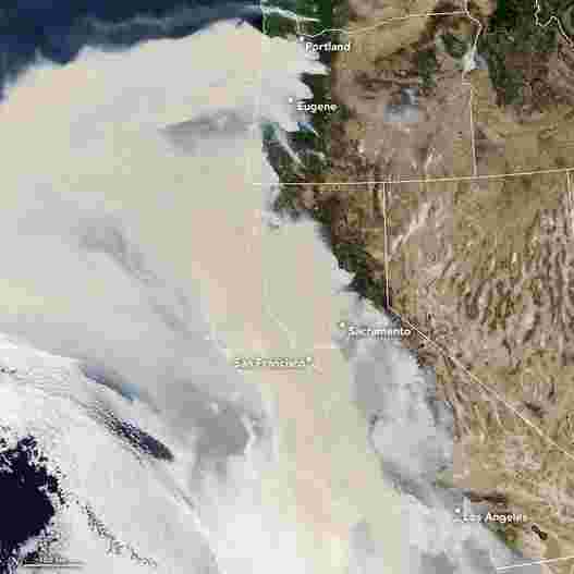 美国西海岸巨大的烟雾墙-距地球100万英里很容易看到