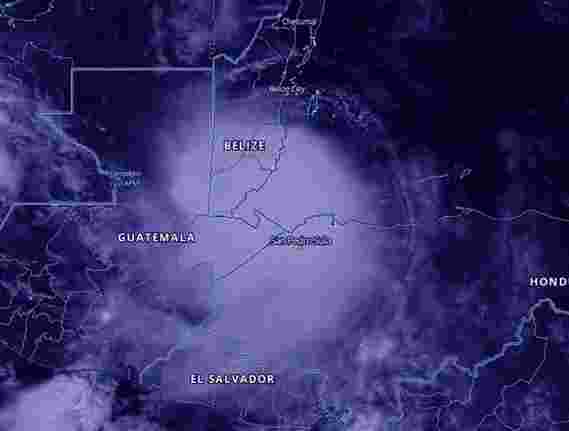 美国国家航空航天局（NASA-NOAA）卫星拍摄的娜娜飓风在夜间掩盖