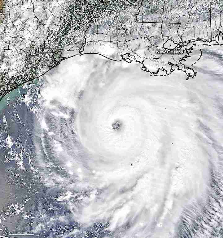 NASA观看近海湾海岸的危险风暴