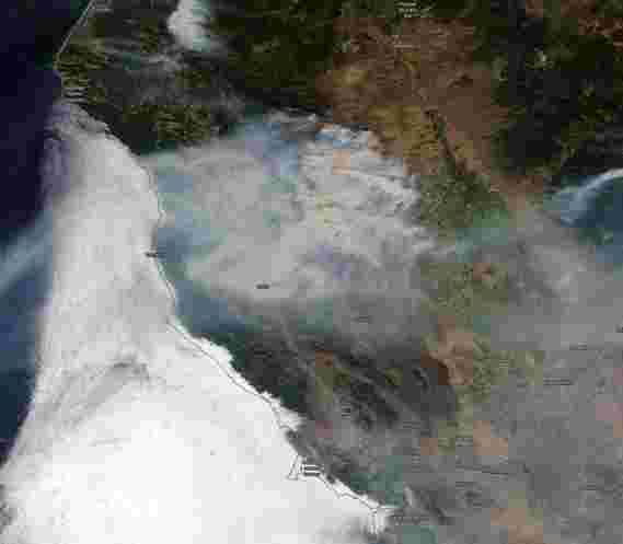 美国宇航局卫星援助努力跟踪加州野火从太空中冒烟