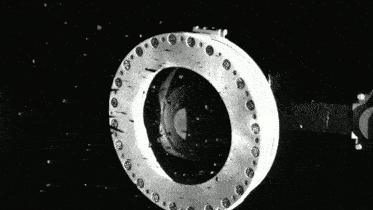 图片证明NASA的OSIRIS-REx航天器从小行星上收集了溢出的样本