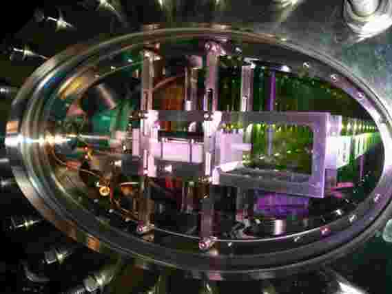 量子物理里程碑：控制储存光的运输