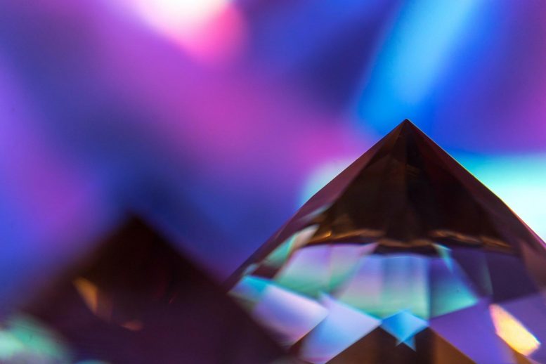 科学家们以聚合物的拟类术语捕获光 - 激光和传感器设计的新可能性