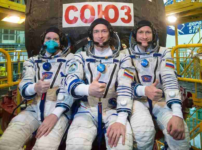 Expedition 64机组人员在联盟号火箭上爆炸，以快速乘坐太空站
