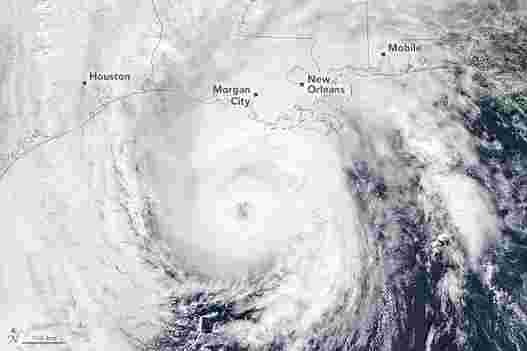 飓风泽塔抵达墨西哥湾沿岸–戏剧性的太空站天桥视频