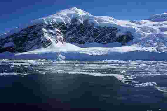 随着南极洲最重要的两个冰川出现裂痕和断裂，崩解的恐惧加剧