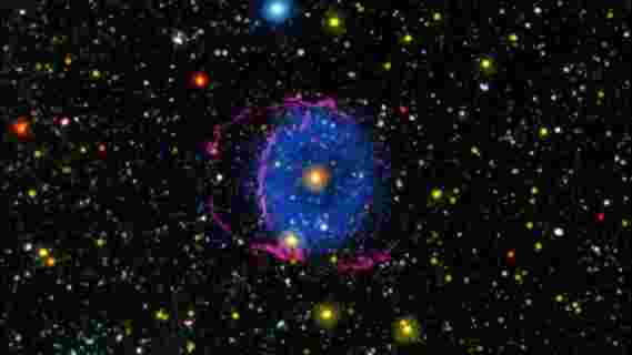 天文学家探索神秘的蓝戒指星云，看到二元星星的命运