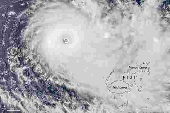 强烈的热带气旋雅莎坠落在斐济的岛屿国家