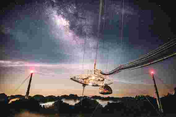 观看阿雷西博天文台的大型305米望远镜崩溃的惊人镜头