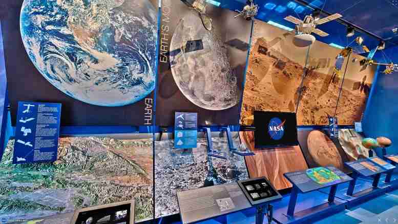利用新的虚拟旅游 - 博物馆，任务控制，建筑空间机器人等探索NASA的喷气推进实验室。