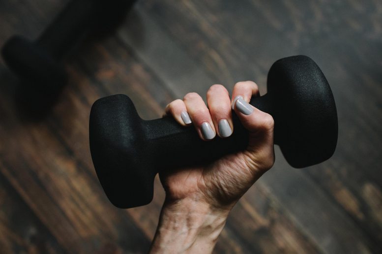 新的研究表明，锻炼一只臂有两倍的好处