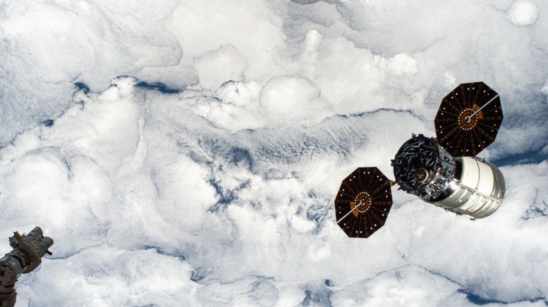 Cygnus Space Freighter离家国际空间站