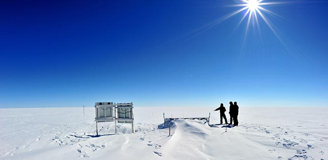 新发现的格陵兰岛热岩幔柱推动了北极的热活动