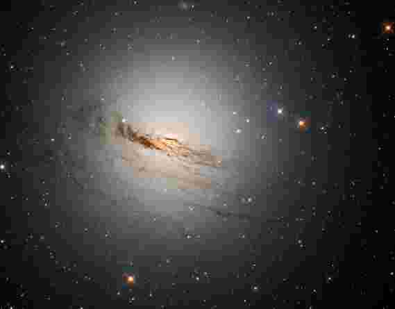 微弱的残余线程：哈勃捕获了一个不寻常的透镜星系