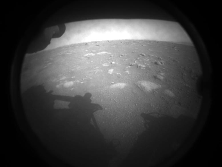 接地！美国宇航局的火星坚持不懈的流动站安全地降落在红色的星球上 - 请参阅第一个发送回来的图像