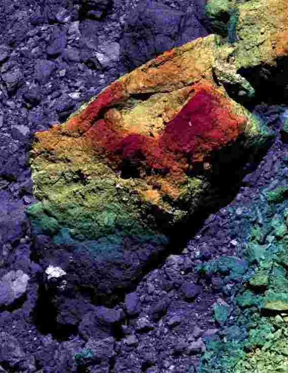 Bennu巨石上的微小陨石坑揭示了小行星的年龄