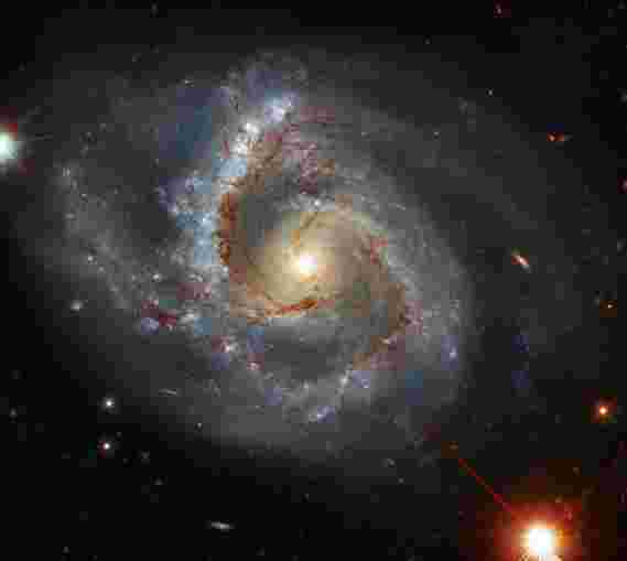 哈勃发现了奇特的景象：重臂的不寻常螺旋星系