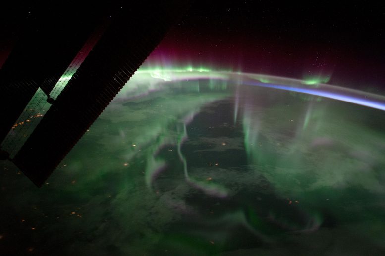 在国际空间站上穿越壮观的北极光
