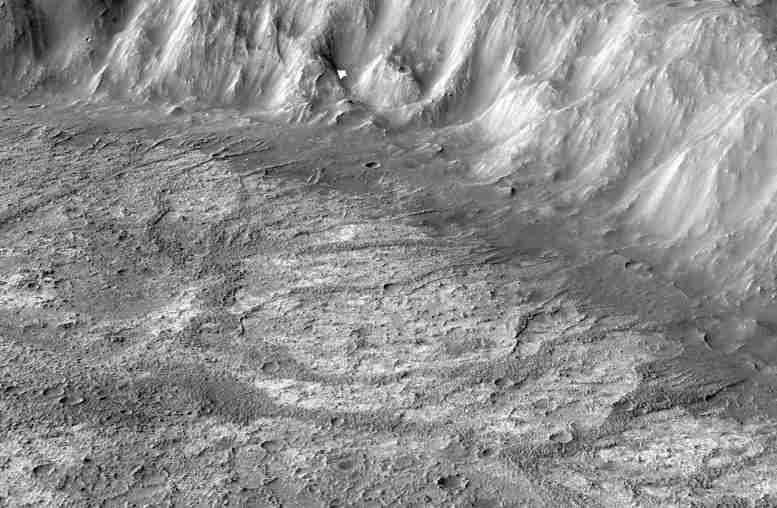 在火星上发现的令人困惑的新型古代火山口湖