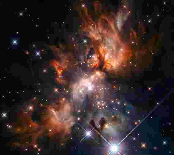通过宇宙云：哈勃斑点是一个美丽的恒星托儿所
