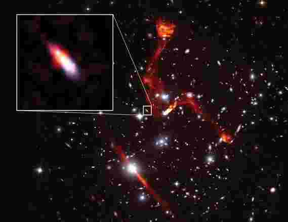 宇宙透镜揭示了距地球超过80亿光年的微弱的射电星系