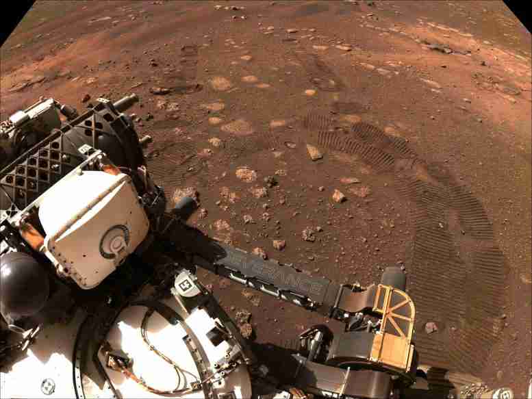 美国宇航局首次在火星的地形上的坚持不懈的流动站