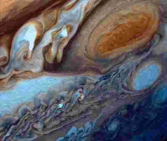 风暴吞噬者：木星的大红色斑点在小暴风雨中觅食