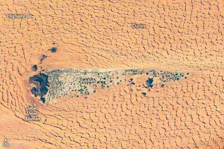 Jubbah的现代绿洲：长长的湖在沙丘中