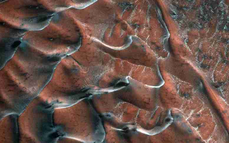 令人惊叹的NASA影像中捕获的火星冰霜沙丘
